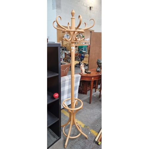 554 - A floor-standing coat rack in the vintage bentwood style. Featuring ample space for coat hanging and... 