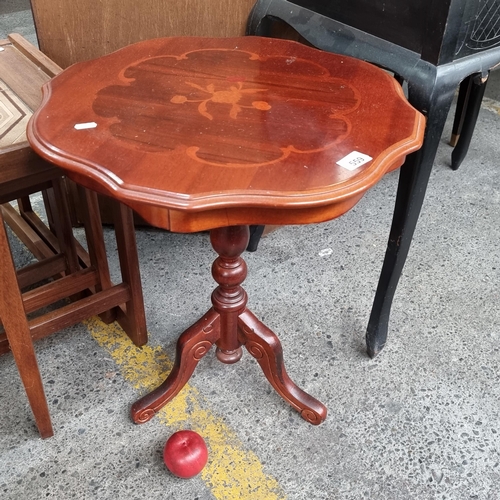 559 - Charming wooden side table with marquetry top, serpentine edge and held on a cabriole tripod base