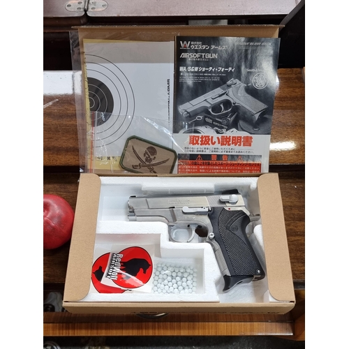 571 - A brand new Western Arms airsoft 40 Smith & Wesson pistol with BB pellets, targets, all in original ... 