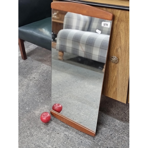 579 - An incredibly stylish and very attractive mid century wall mirror. A wonderful piece that reflects e... 