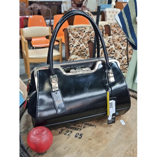 598 - A beautiful Cromia Italian-made, genuine leather handbag. Fitted with gold-toned hardware, studded f... 