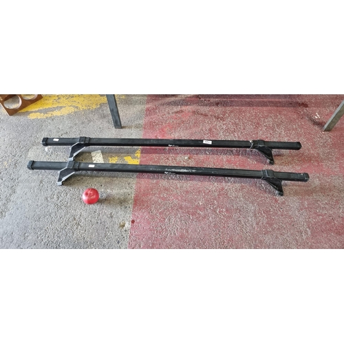 729 - A pair of roof car brackets with mounting fittings to ends.
MM: 125 cm end to end