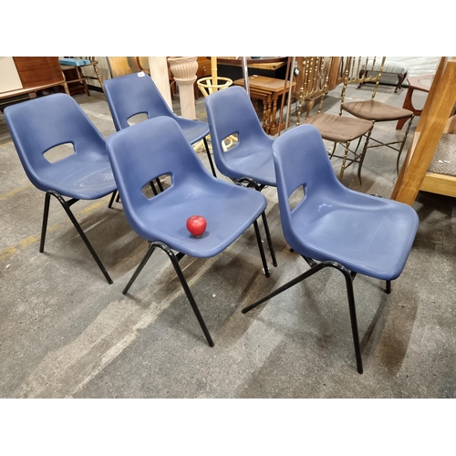 633 - A set of five moulded plastic stacking chairs. Designed by the English Chesterfield company and feat... 