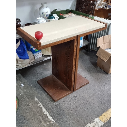 746 - Lovely quality console table with marble top and T-shaped frame. Nice, quality item. Mm: 82cm x 90cm... 