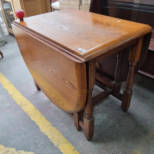 795 - A fantastic antique solid oak drop leaf gate leg dining table held on nicely turned legs features dr... 