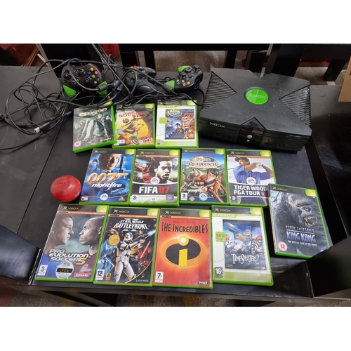 819 - A fantastic original Xbox 1 game console with three controllers and associated cables, along with 12... 