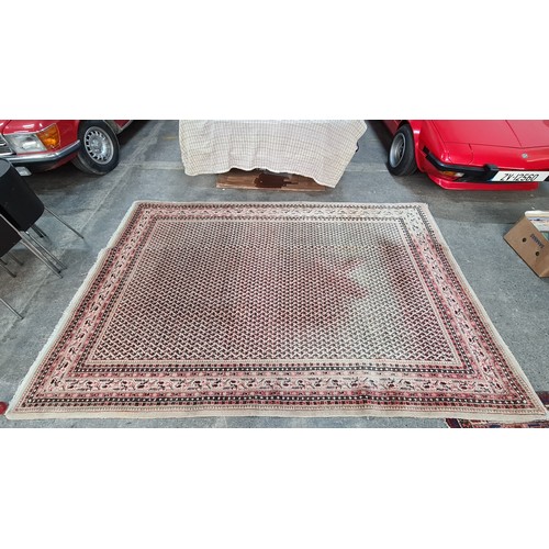 687 - Star lot : A fabulous hand knotted Sarough Mir- Teppich  wool rug in shades of cream and brown. Mm: ... 