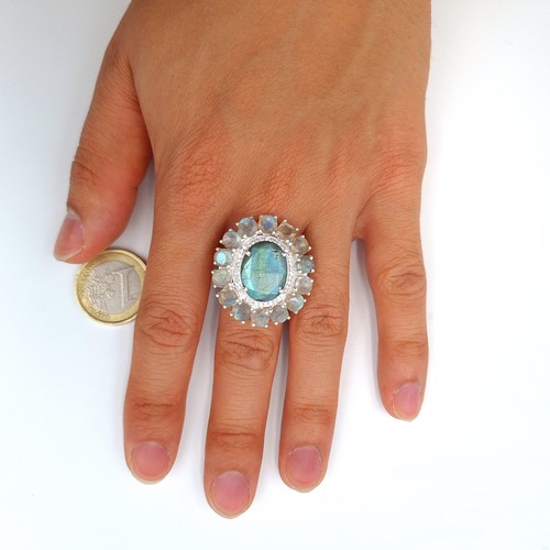 17 - A very pretty 10 gram Labrodite gem stone ring, featuring iridescent natural cut gem stones. Mounted... 