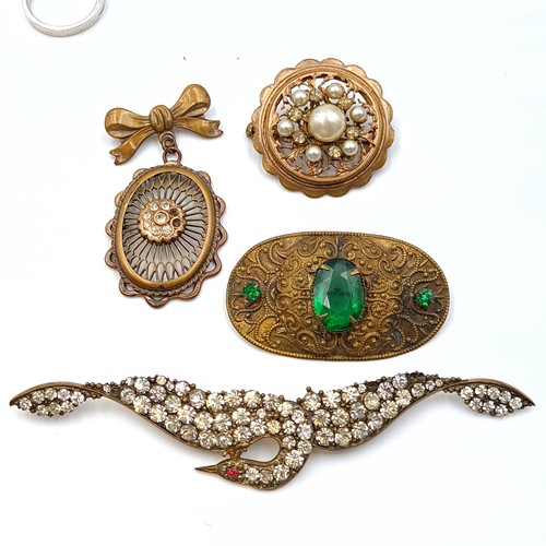 537 - A collection of antique and vintage jewellery, consisting of three wind up watches, five brooches (p... 