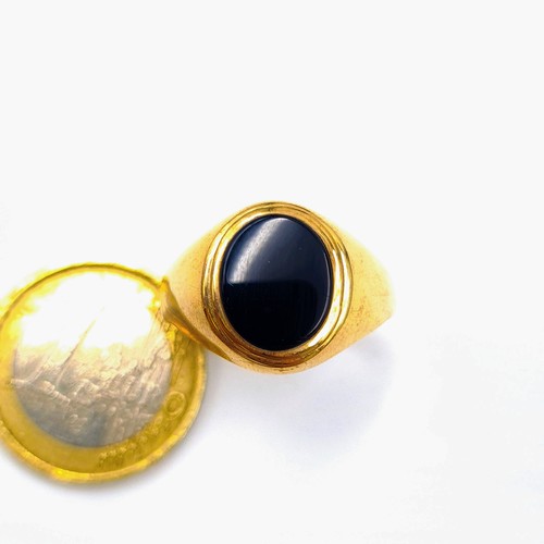 541 - Star lot : A handsome 9 carat Black onyx  signet ring. Ring size: S 1/2. Weight: 5 grams. Hallmarked... 