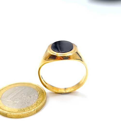 541 - Star lot : A handsome 9 carat Black onyx  signet ring. Ring size: S 1/2. Weight: 5 grams. Hallmarked... 