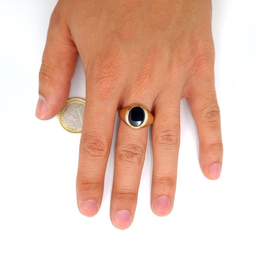 541 - Star lot : A handsome 9 carat Black onyx  signet ring. Ring size: S 1/2. Weight: 5 grams. Hallmarked... 