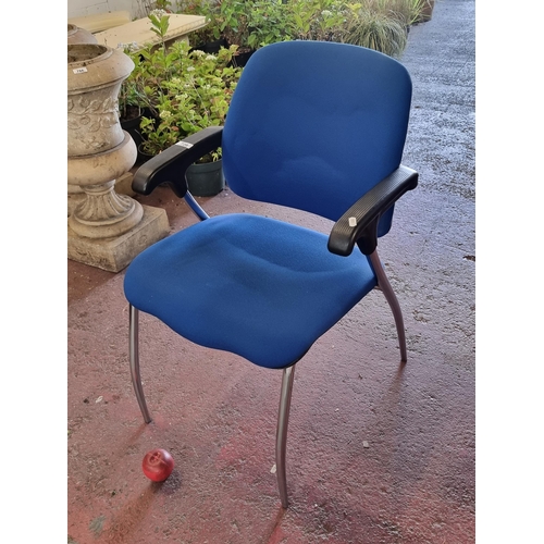 728 - A high quality office chair. A high comfort model on tubular stainless steel frame with blue padded ... 