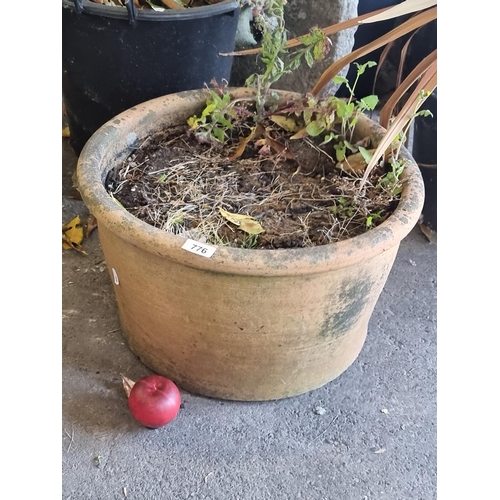 776 - A very large and heavy terracotta outdoor planter. MM: diameter 50 x height 30 cm.