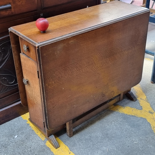 881 - A handsome vintage drop leaf gate leg table with storage compartments in the form of a single drawer... 