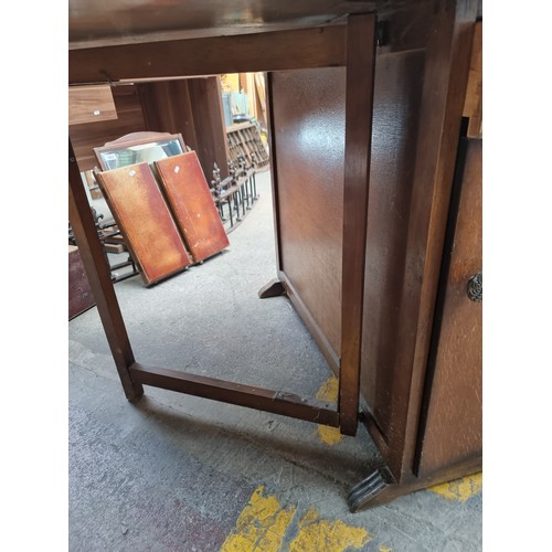 881 - A handsome vintage drop leaf gate leg table with storage compartments in the form of a single drawer... 