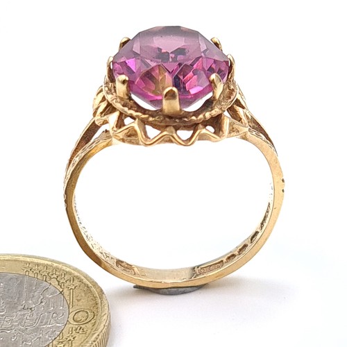 11 - Star lot : An exquisite antique 9 carat gold vintage natural Alexanderite ring, set with a large cen... 