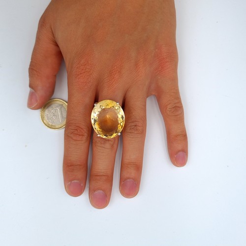 58 - A striking 15 gram natural round cut Citrine cocktail ring, set in sterling silver and featuring a v... 