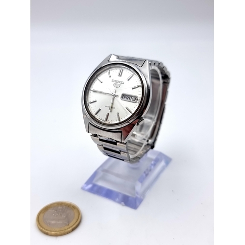 15 - Star lot : A fine example of a Seiko 5 automatic Swiss made stainless steel wrist watch, set with a ... 