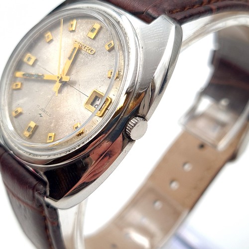 11 - A fine example of a vintage Seiko automatic vintage gentleman's wrist watch, model number: 7005/7052... 