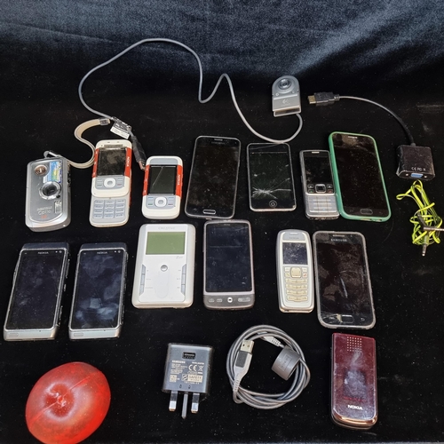 118 - A mixed lot of electronics and used mobiles. Including brands Samsung, Apple, Nokia and Creative Zen... 