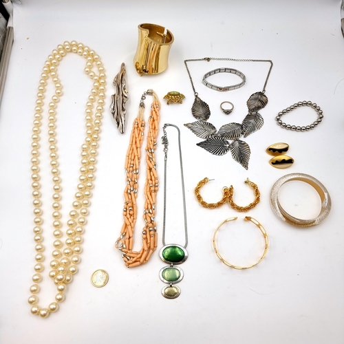 556 - A large collection of vintage jewellery, consisting of necklaces, bracelets and rings. Total weight:... 