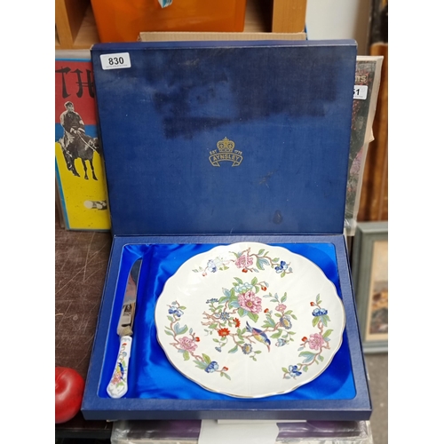 830 - A lovely vintage collector's set by Aynsley. Featuring a cake plate and matching cake knife in the P... 