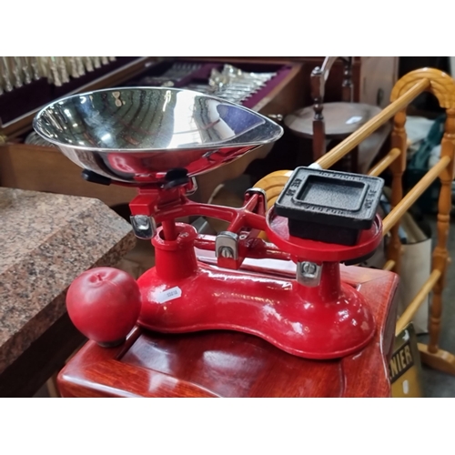 835 - A charming grocer's cat metal scales in a red finish. With a stainless steel basin and a large 1kg w... 