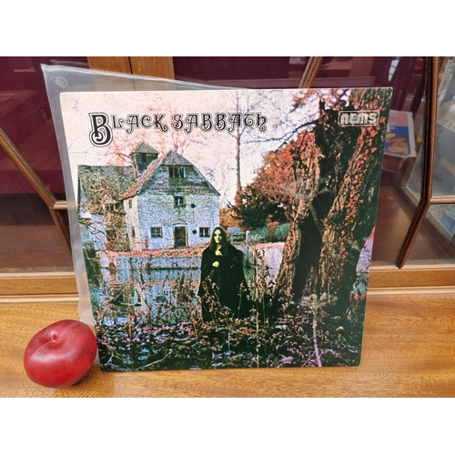 851 - A vintage vinyl pressing of Black Sabbath's 1970s eponymous album. A rare collectable pressing with ... 