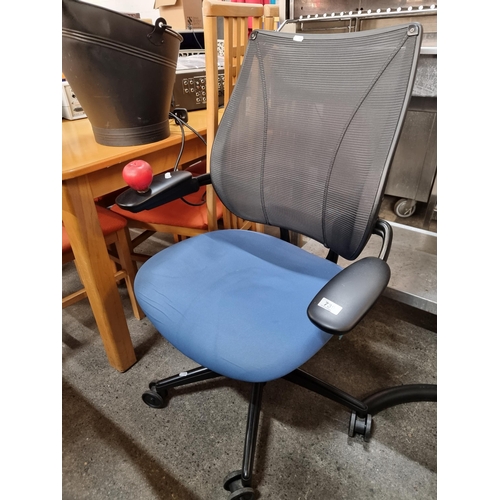 739 - Star Lot: A high quality Human Scale Liberty revolving office chair with a well made mesh backrest, ... 