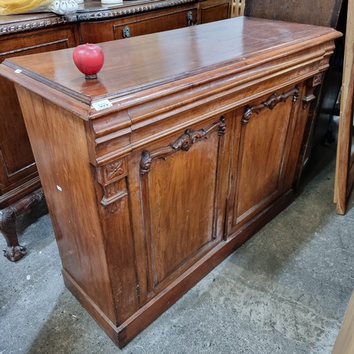 696 - An elegant victorian mahogany sideboard with shelved cupboard storage to base. Featuring nice relief... 