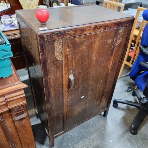 698 - A very nicely crafted vintage 1930s oak wood cupboard. Designed with a single door featuring some ni... 