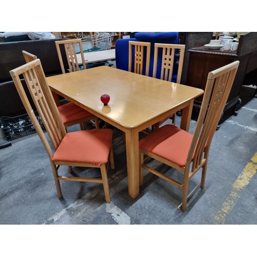 690 - A complete dining suite consisting of a dining table and six chairs. A nice contemporary set with or... 