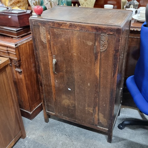 698 - A very nicely crafted vintage 1930s oak wood cupboard. Designed with a single door featuring some ni... 