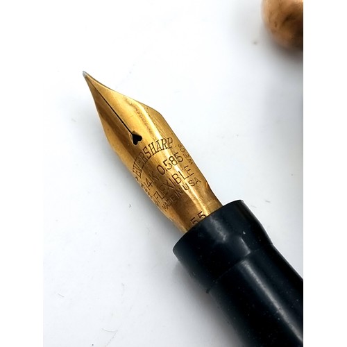 37 - A handsome example of an American made vintage Wahl  Eversharp calligraphy pen, set with a 14 carat ... 