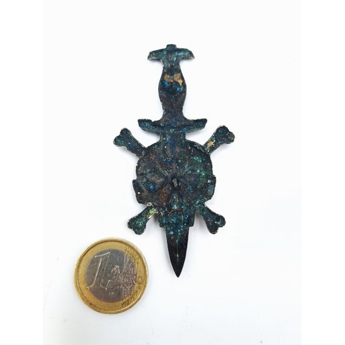 507 - A German Wehrmacht Assault Skull and dagger badge. With great patina.