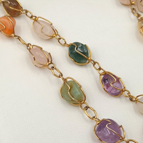 554 - A multi coloured natural Agate stone vintage necklace, set with twist chain detailing. Length: 72cm.... 