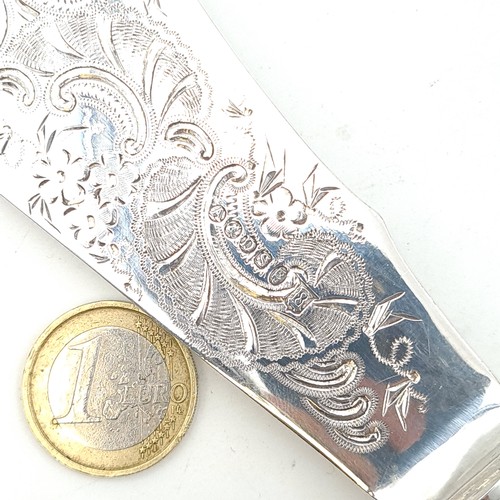 883 - A brilliant pair of vintage fish servers, featuring beautifully engraved embossing detail and folait... 