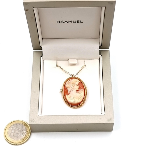 22 - A fine example of a 9 carat gold Cameo pendant necklace and chain, featuring a lovely hand carved fe... 