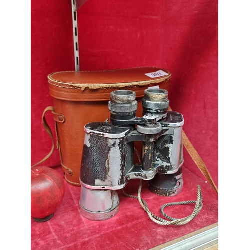 262 - A pair of vintage Eikow Achromatic field airport binoculars. With serial no. 38921 and 7x15 lenses. ... 