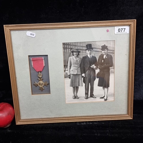 77 - Star Lot : A framed vintage O.B.E. medal and photograph of awardee, presented by George VI. Gilt O.B... 