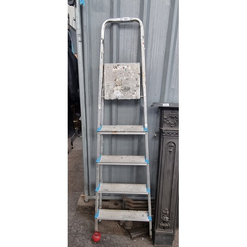 882 - A good quality Texas step ladder with five tiers.