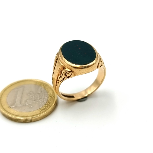 874 - Star Lot : A very handsome vintage gents 9 carat gold Onyx stone signet ring, marks present but rubb... 