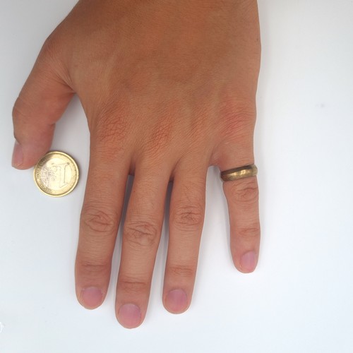 1 - A fine example of a thick banded 9 carat gold ring, stamped 375 and featuring the makers mark 