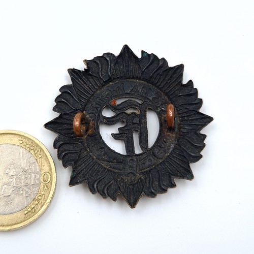 6 - An interesting original 1920-1930 Irish Army cap badge. Diameter: 3.5cm.