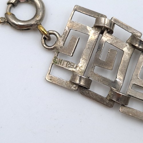 41 - A fabulous Art Deco sterling silver bracelet, featuring a Greek Key border design. Length: 15cm. Wei... 