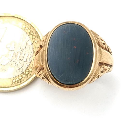 874 - Star Lot : A very handsome vintage gents 9 carat gold Onyx stone signet ring, marks present but rubb... 