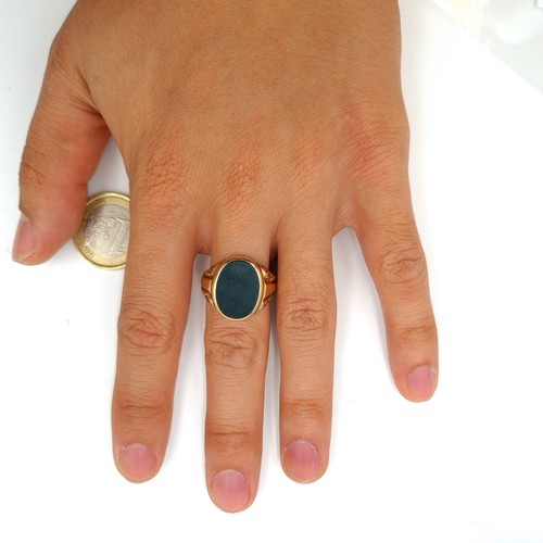 874 - Star Lot : A very handsome vintage gents 9 carat gold Onyx stone signet ring, marks present but rubb... 