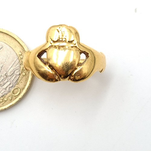 929 - Star Lot : A fabulous and heavy example of a vintage George VI 15 carat gold Claddagh ring. Weight o... 