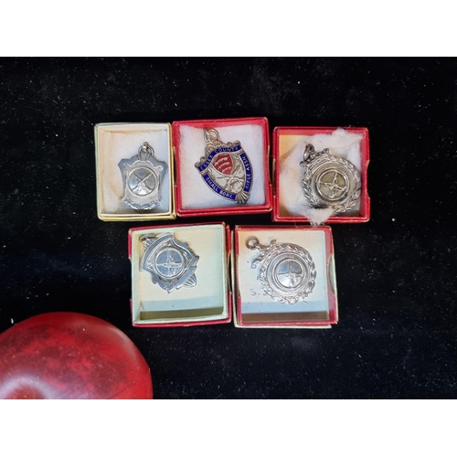 186 - A selection of five vintage target club medals for the sport of rifle shooting in Essex county. Incl... 